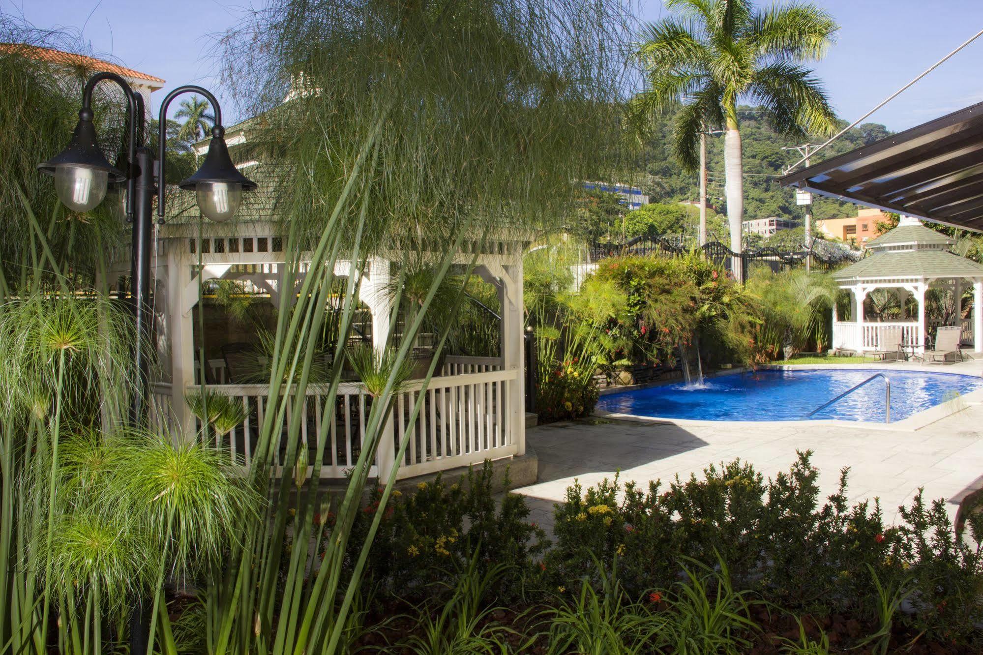 Beverly Hills: Hotel And Business Nuevo Cuscatlan Eksteriør bilde